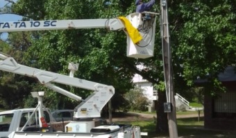 CONTINAN LOS TRABAJOS DE RECAMBIO DE LUMINARIAS EN TODO EL PARTIDO